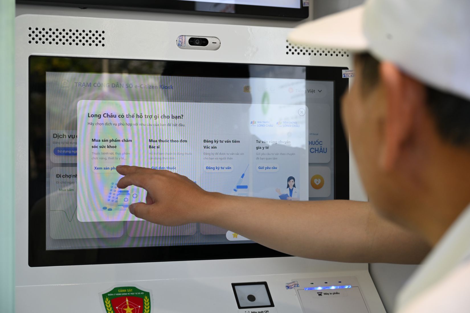 Với tính năng mua thuốc, toa thuốc được scan trực tiếp vào hệ thống, công nghệ thông minh giúp xử lý chính xác yêu cầu, kết nối đến ngay nhà thuốc Long Châu. Ảnh: Long Châu