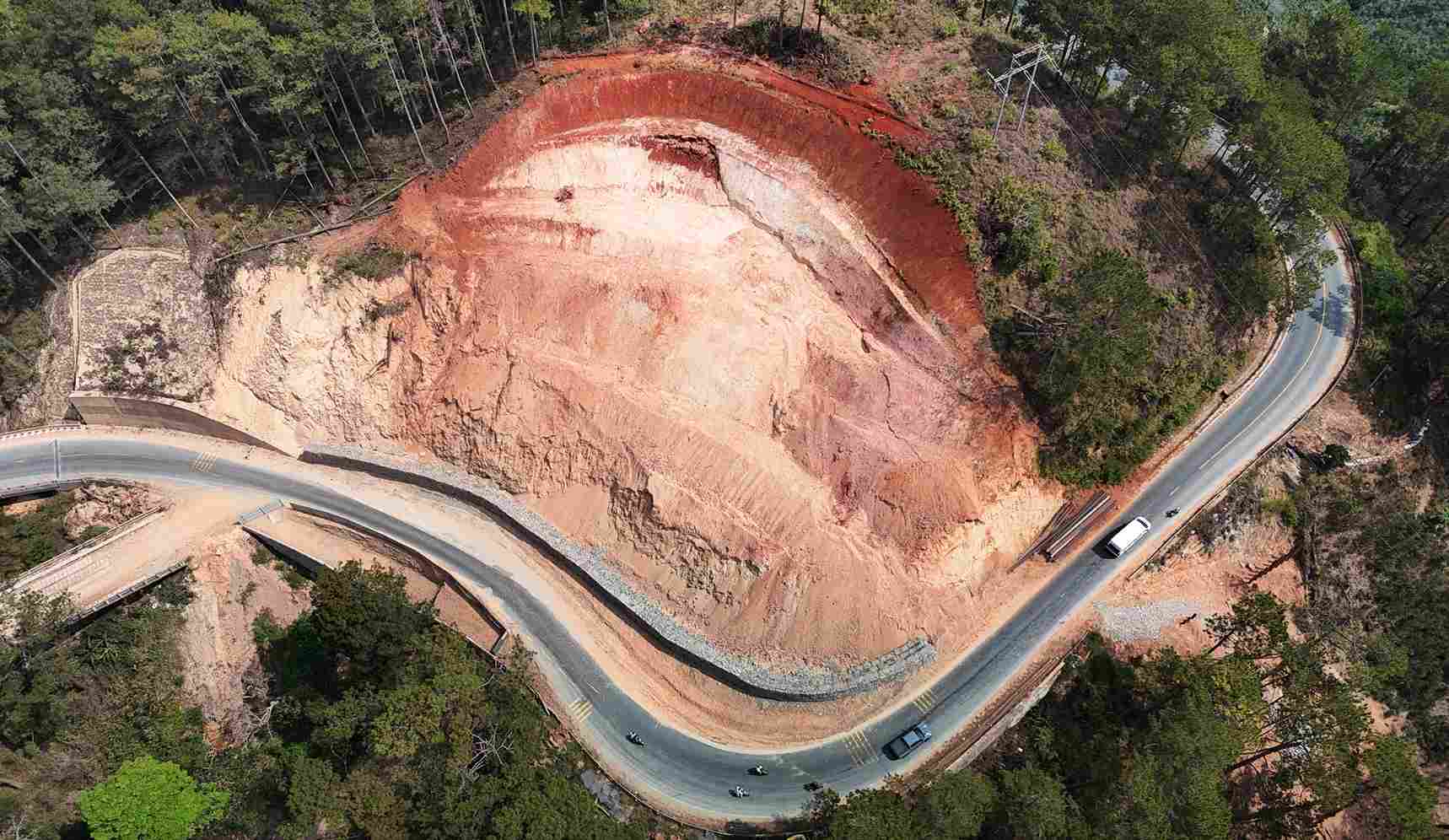 Project to overcome landslides on D'ran Pass under construction. Photo: Phuc Khanh
