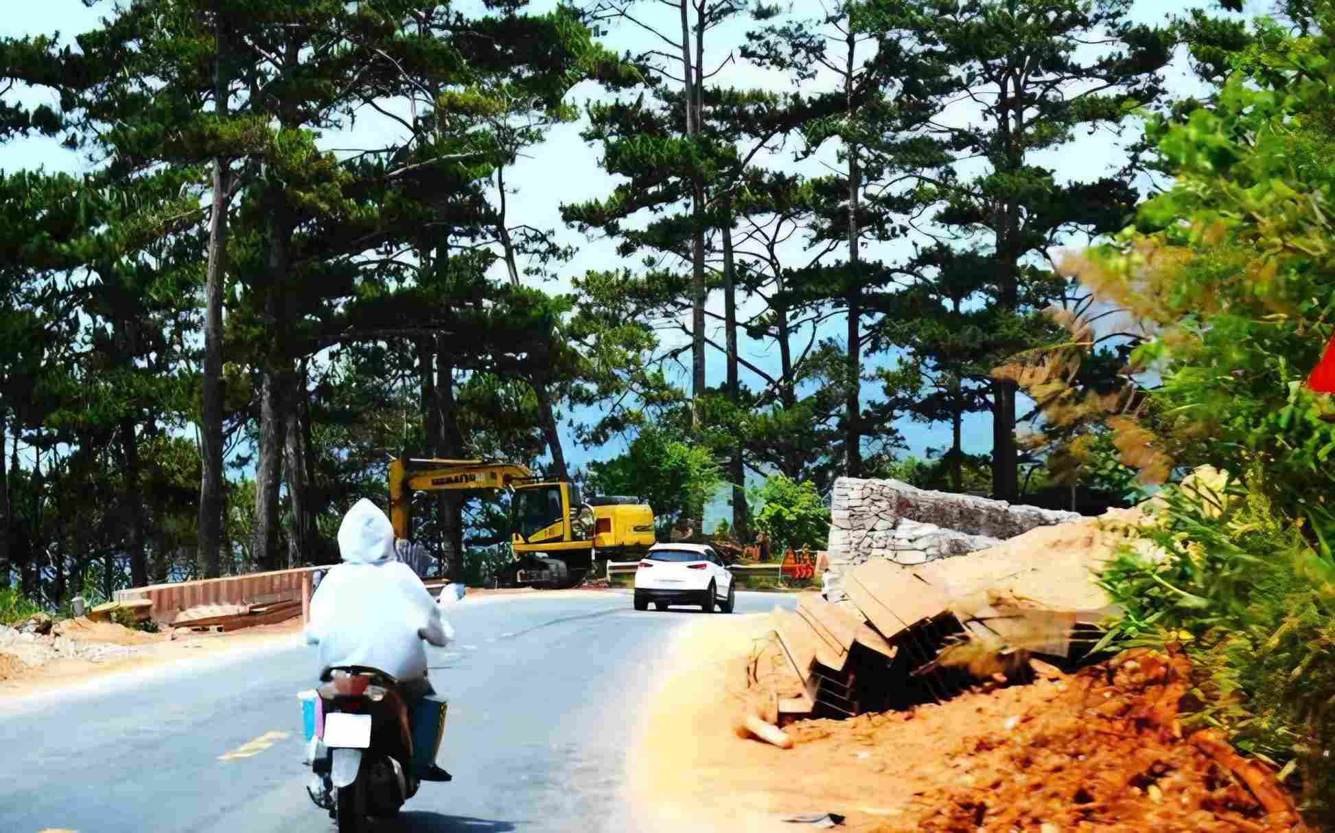 Trải qua nhiều tháng khắc phục, hiện trường vẫn ngổn ngang. Nhiều khâu xử lý dang dở, sắt thép, vật liệu được bày bỏ lung tung khắp nơi trên đường có nguy cơ gây tai nạn cho người qua lại. Ảnh: Phúc Khánh 