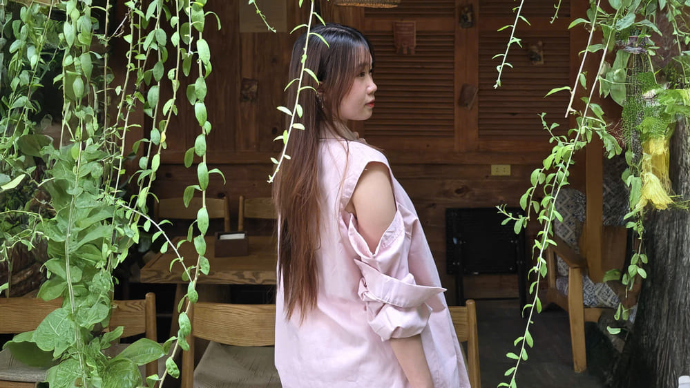 Light pink dresses help women enhance their natural and feminine appearance. Photo: Lan Chi