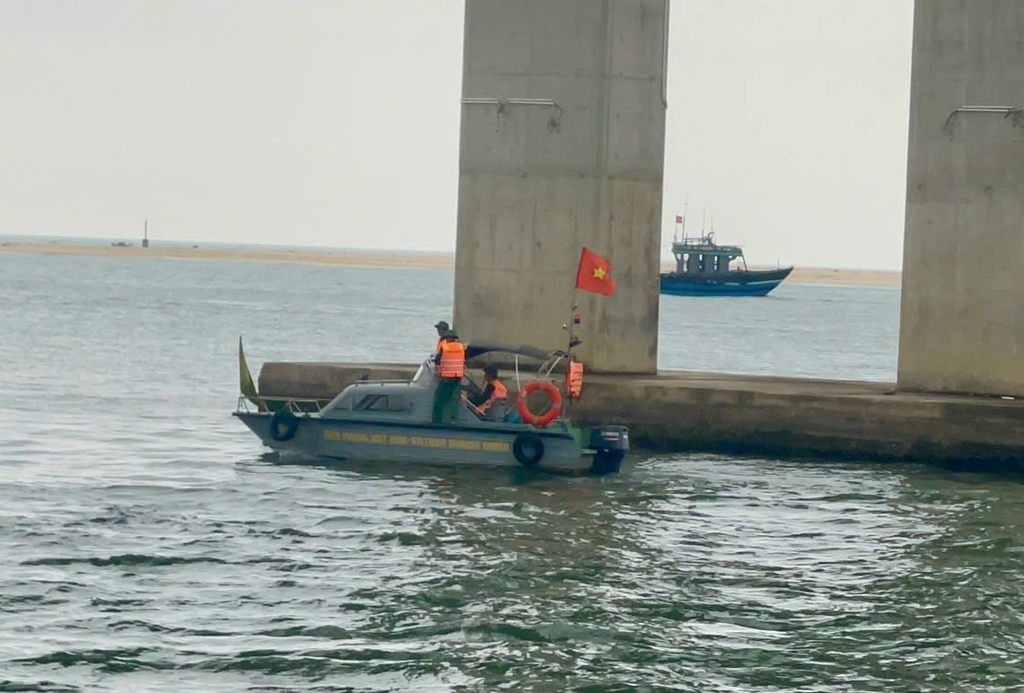 After many hours of searching, the man's body was found. Photo: Vo Tien.