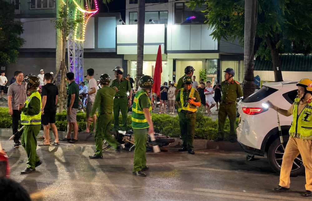 Handling a group of teenagers inciting fights and causing accidents in Thanh Hoa. Photo: Thanh Hoa Provincial Police