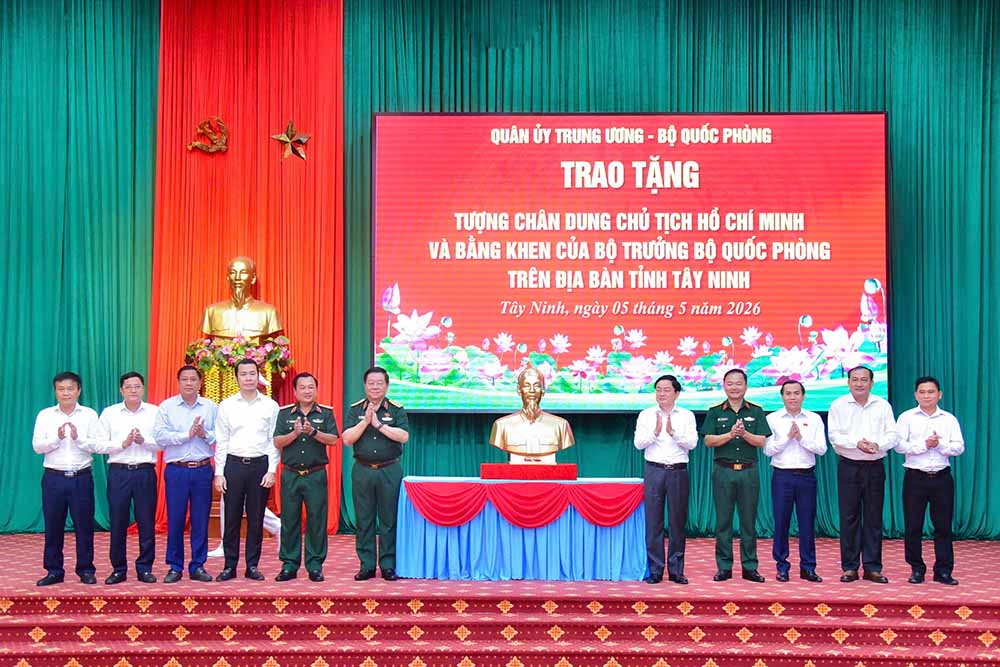 The Central Military Commission and the Ministry of National Defense present statues of Uncle Ho and certificates of merit in Tay Ninh. Photo: Le Tien
