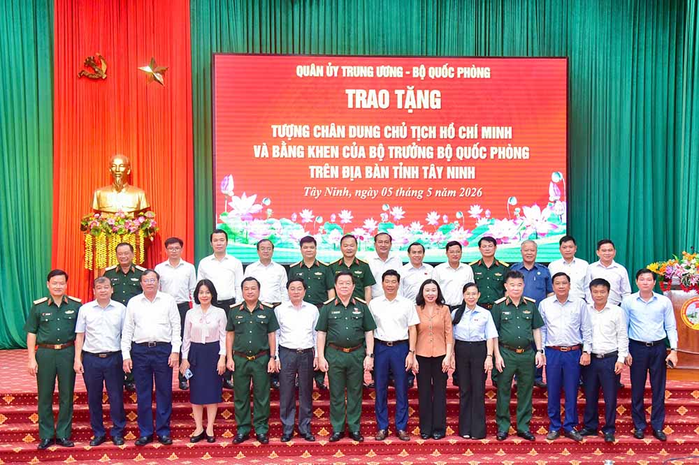 Các đại biểu chụp ảnh kỉ niệm. Ảnh: Lê Tiến