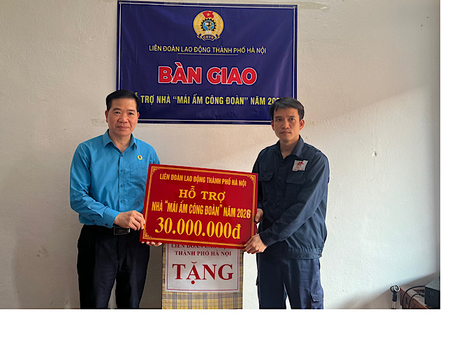 M. Nguyễn Huy Khánh - Vice-président de la Fédération du travail de la ville de Hanoï - a remis 30 millions de dongs pour soutenir financièrement la réparation du "Toit syndical" pour M. Trần Đình Quân. Photo: Kiều Vũ