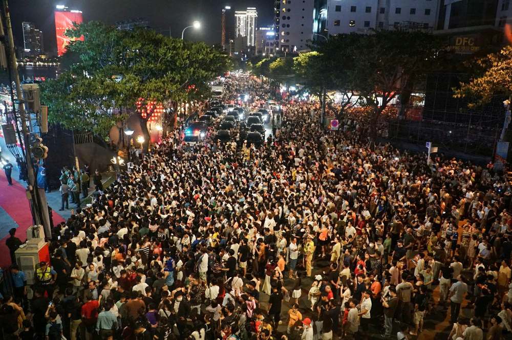 Đêm Gala “Tổ quốc bình yên” tối 2.5 ở Đà Nằng thu hút hàng ngàn người tham dự. Ảnh: Mai Quang