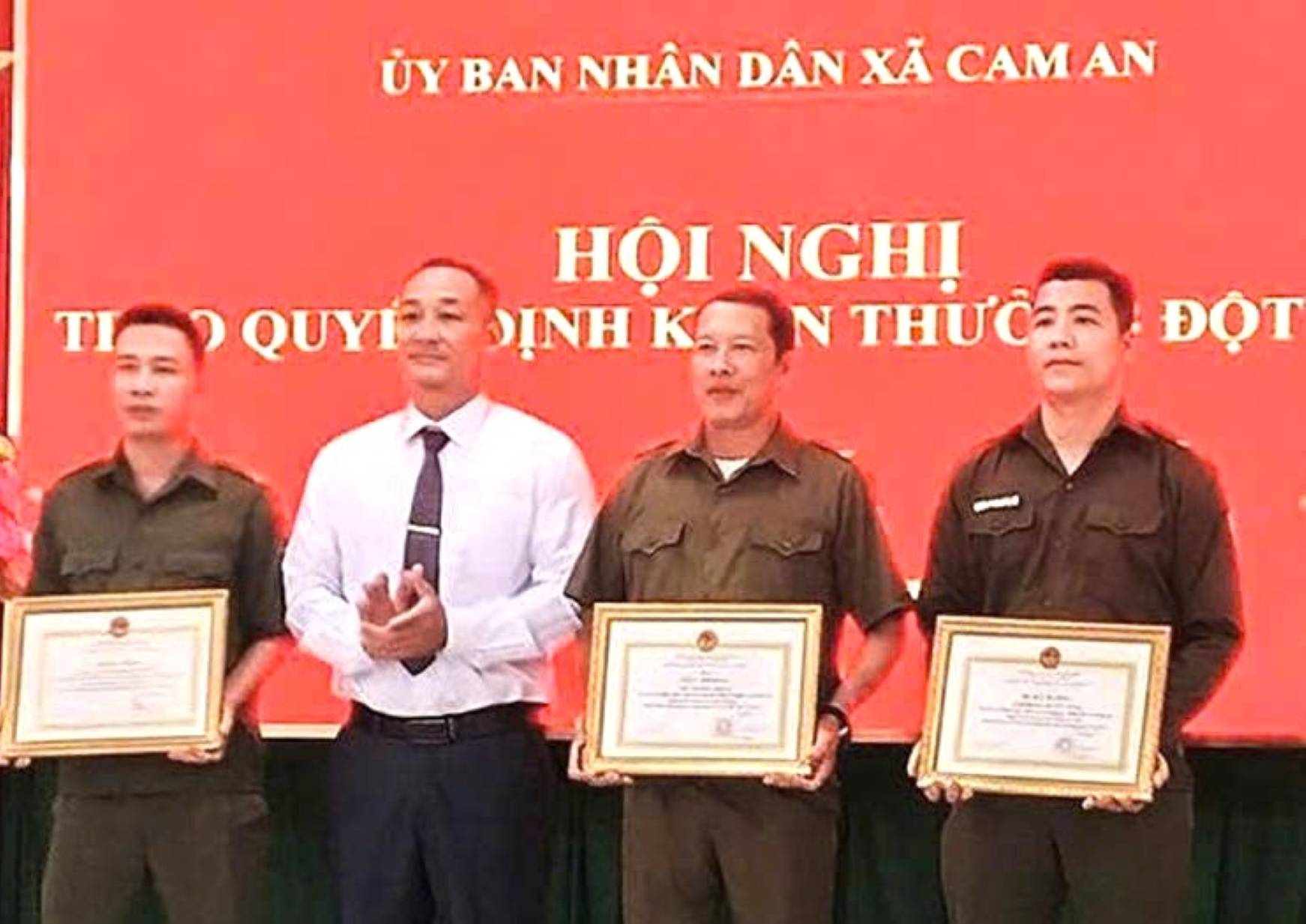 Functional agencies have conducted surprise commendations for 3 individuals working on protecting grassroots security and order in Cam An commune, Khanh Hoa province for their courageous actions. Photo: Khanh Hoa