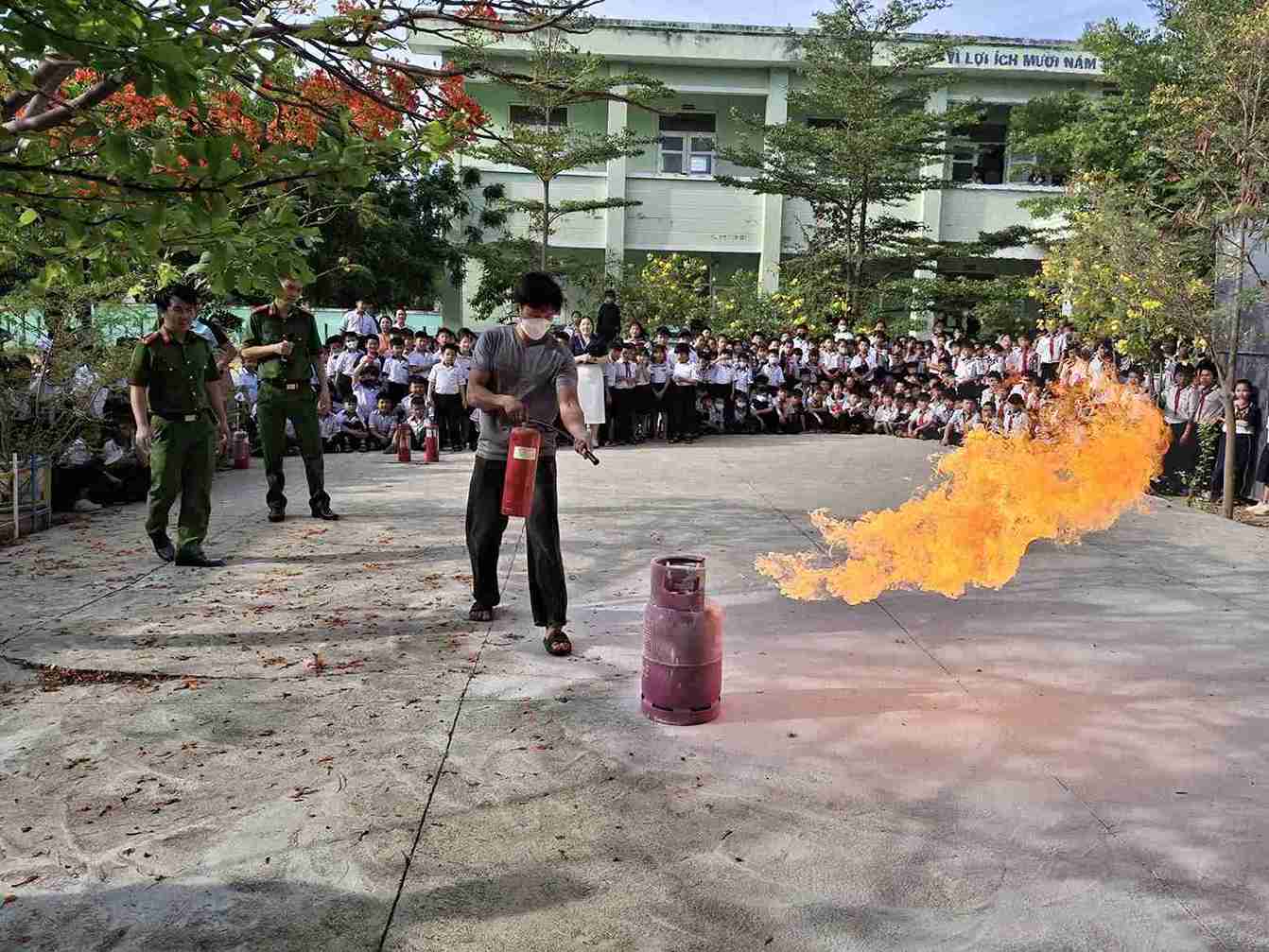 Training in fire prevention and fighting, rescue and drowning prevention skills for students in Khanh Hoa. Photo: Huu Long