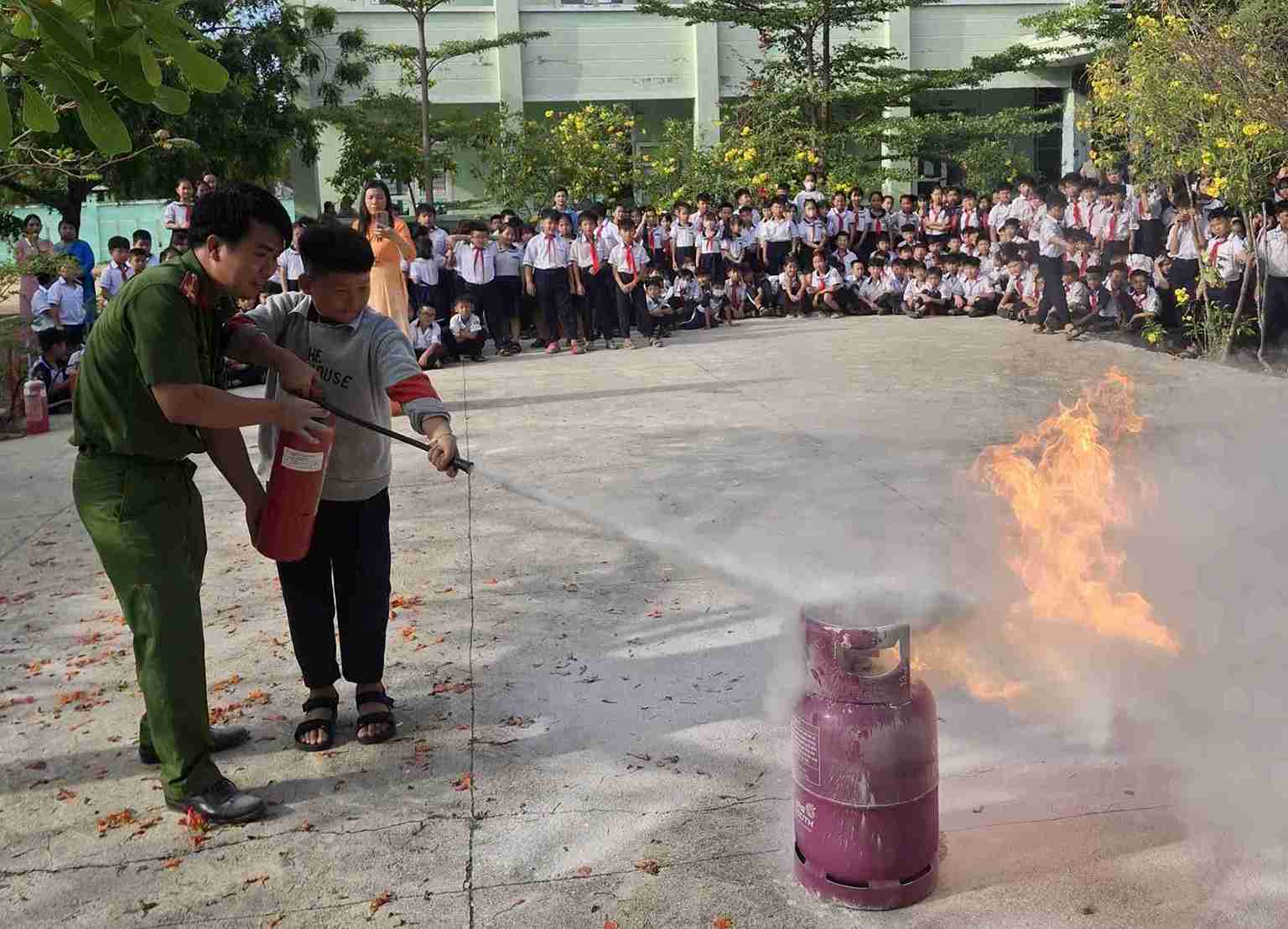 Lực lượng chức năng đã phổ biến một số kiến thức cơ bản về phòng cháy, chữa cháy và cứu nạn, cứu hộ cho học sinh. Ảnh: Hữu Long