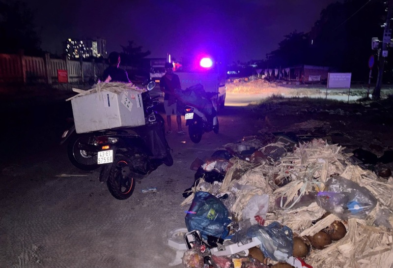 Phường Sơn Trà, Đà Nẵng mật phục, bắt quả tang nhiều trường hợp đổ rác trái phép. Ảnh: CACC