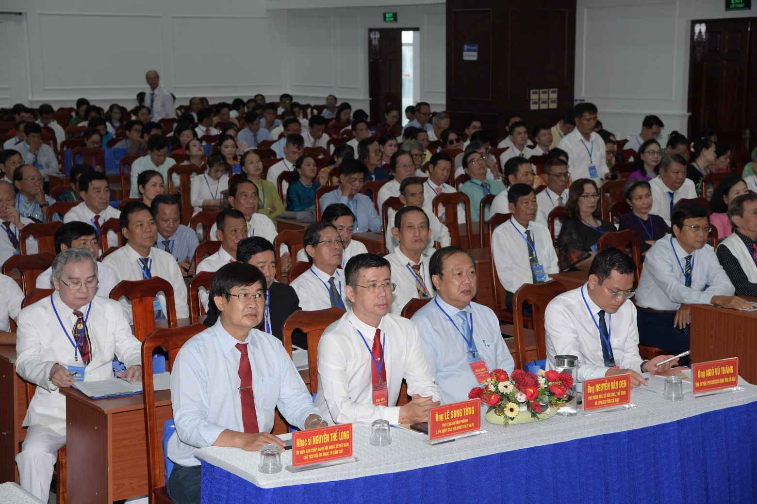 Nhiều lãnh đạo, nguyên lãnh đạo tỉnh và hơn 300 đại biểu chính thức dự đại hội. Ảnh: Nhật Hồ.