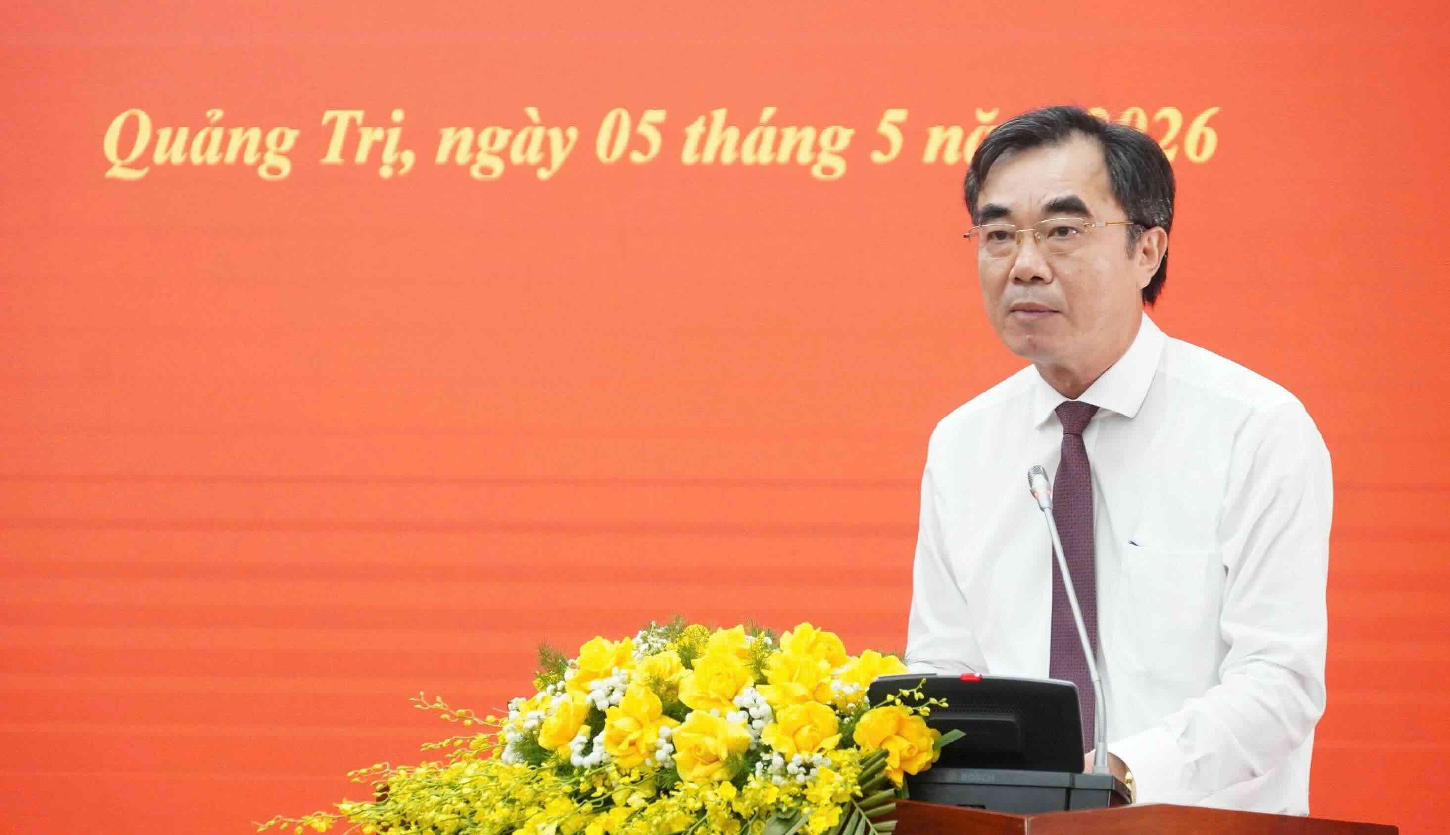 Ông Nguyễn Lương Bình - Trưởng ban Tổ chức Tỉnh ủy công bố các quyết định của Ban Bí thư, Ban Thường vụ Tỉnh ủy về công tác cán bộ. Ảnh: Văn Tiến