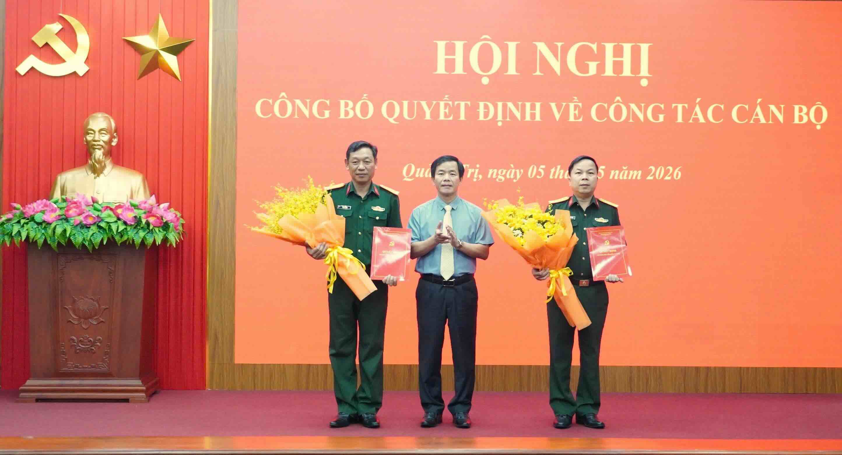 Mr. Nguyen Van Phuong - Secretary of Quang Tri Provincial Party Committee presents the decision and flowers to congratulate Colonel Phan Thang and Colonel Truong Viet Hai. Photo: Van Tien