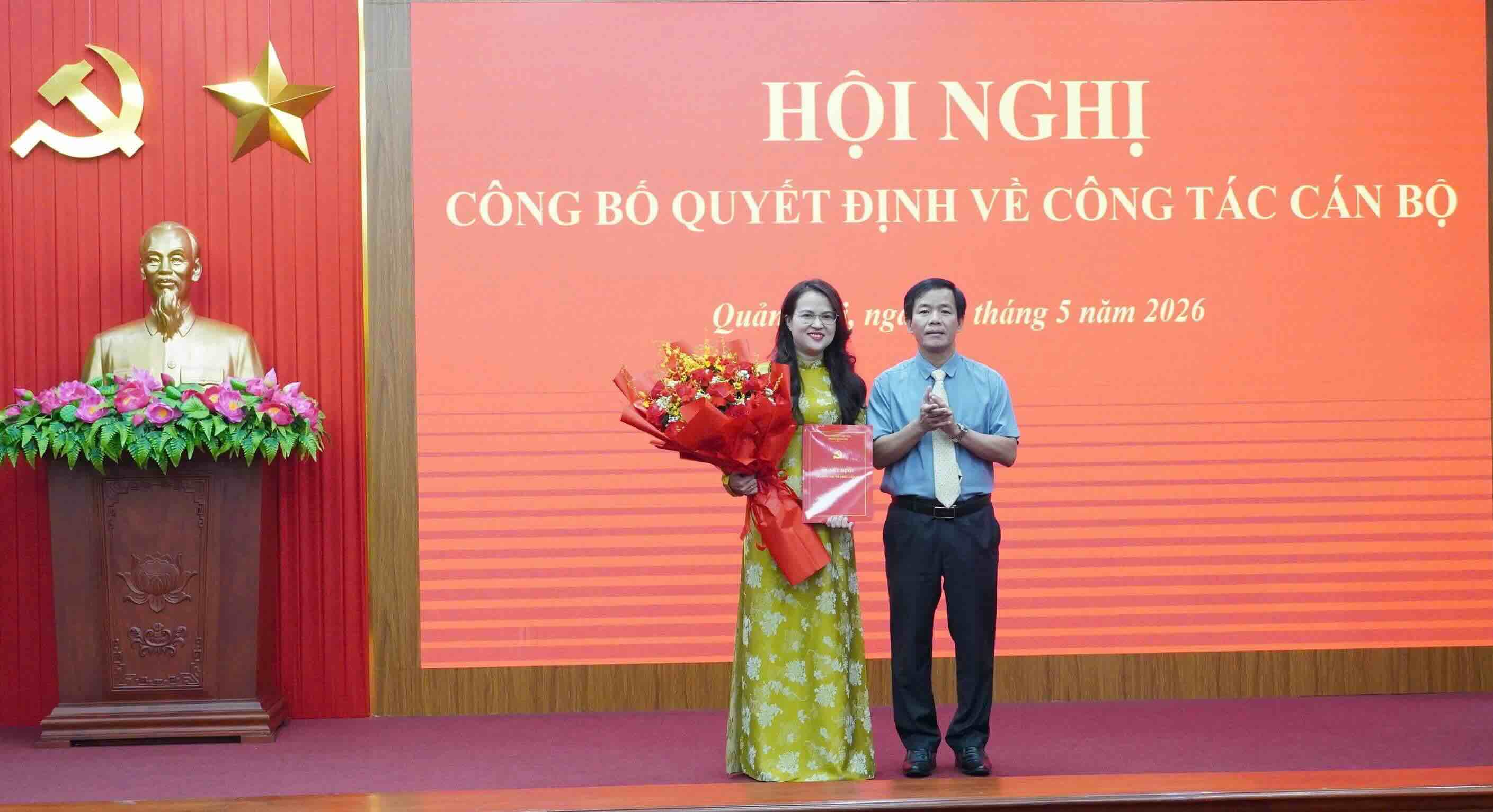 Ông Nguyễn Văn Phương - Bí thư Tỉnh ủy trao quyết định và tặng hoa chúc mừng bà Thái Thị Hồng Minh. Ảnh: Văn Tiến