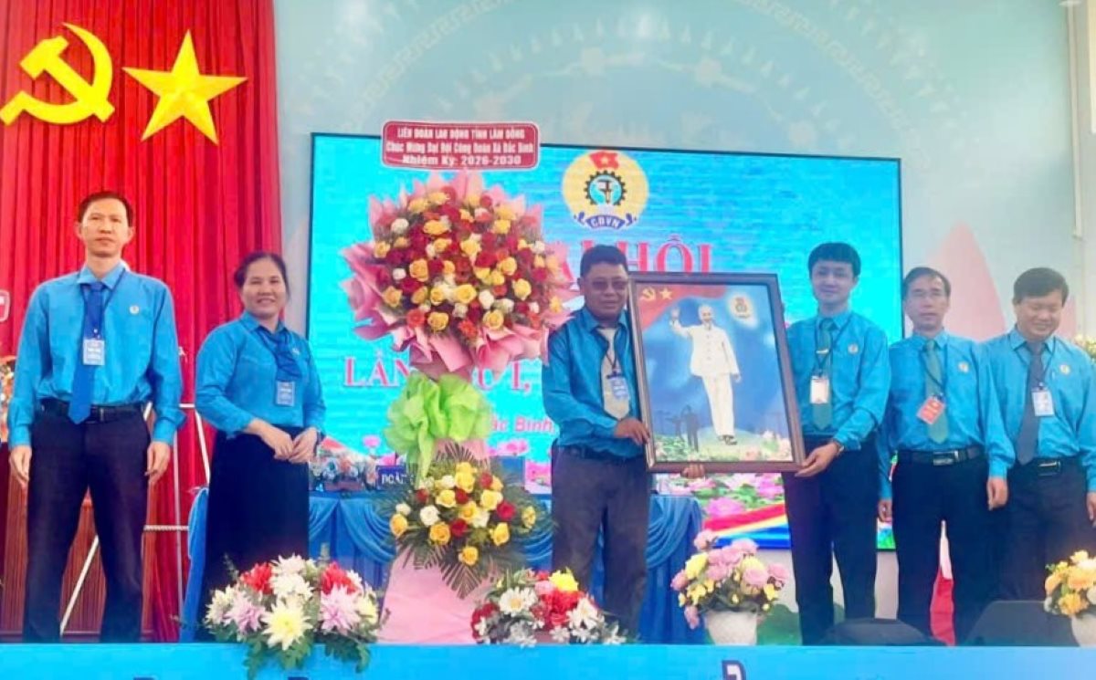 Ông Hồ Công Dương - Phó Chủ tịch Thường trực Liên đoàn Lao động tỉnh Lâm Đồng chúc mừng Đại hội Công đoàn xã Bắc Bình. Ảnh: Duy Tuấn 
