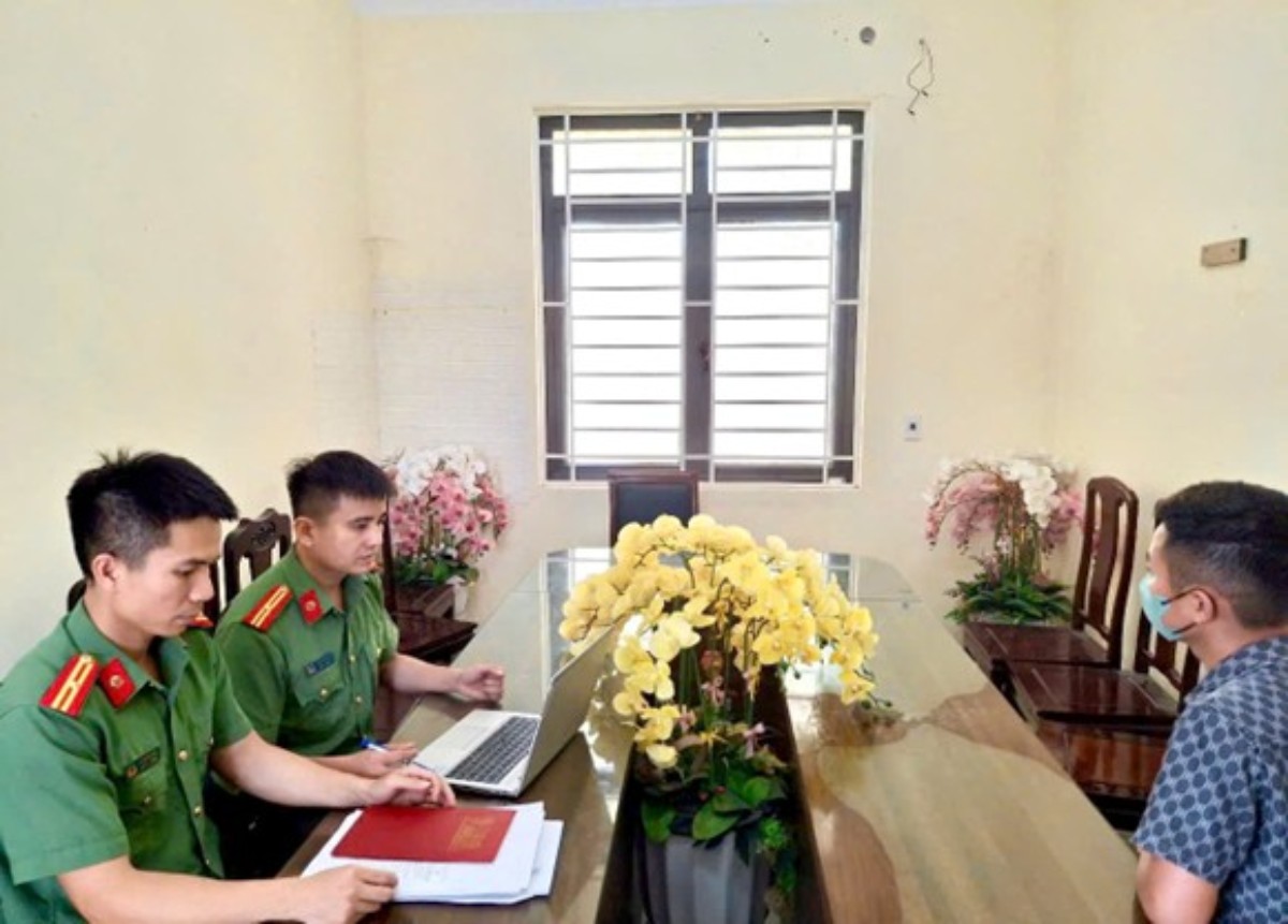 Anh N.H.H tại cơ quan công an. Ảnh: Công an Ninh Bình