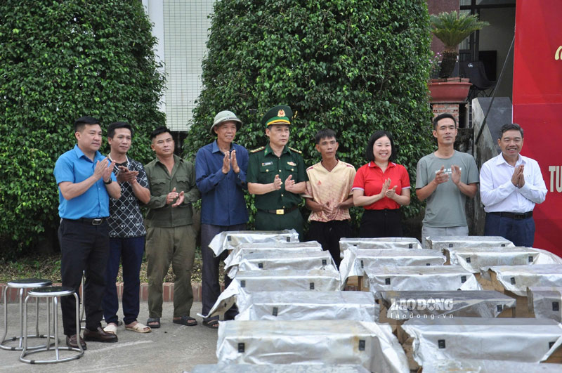 Trao đõ ong cho các hộ dân. Ảnh: Đinh Đại