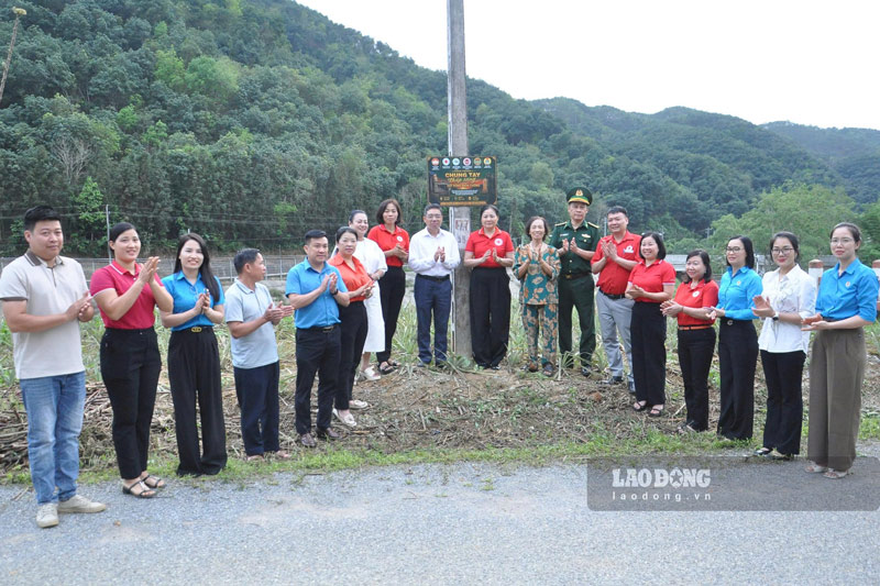 Công đoàn phường Lào Cai tham gia khánh thành tuyến đường điện “Chung tay thắp sáng - Giữ vững biên cường” từ tổ K8 đi tổ Nậm Sò. Ảnh: Đinh Đại