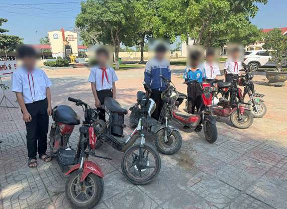 La policía de la comuna de Ea O (provincia de Dak Lak) descubrió, impidió y recordó a los estudiantes que usaran bicicletas eléctricas "modificadas y modificadas". Foto: Policía proporcionada