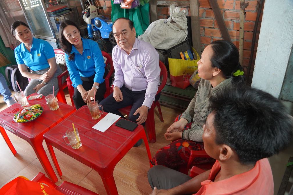 Đoàn công tác đến thăm chị Lê Thị Thảo. Ảnh: Tạ Quang