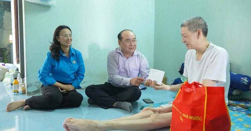 Công nhân bị tai nạn lao động được thăm hỏi, tặng quà Tháng Công nhân 2026