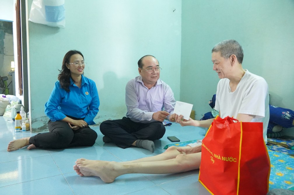 Đoàn đã đến thăm anh Trần Văn Chính (sinh năm 1976, phường Cái Răng, TP Cần Thơ). Ảnh: Tạ Quang