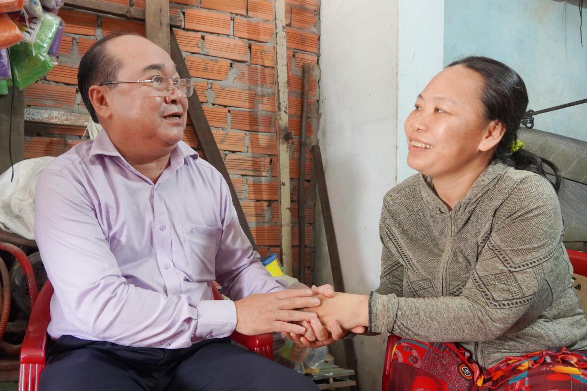 Ông Trần Văn Chính – Phó Chủ tịch Thường trực Ủy ban MTTQ Việt Nam TP Cần Thơ ân cần thăm hỏi, động viên người lao động không may gặp rủi ro. Ảnh: Tạ Quang