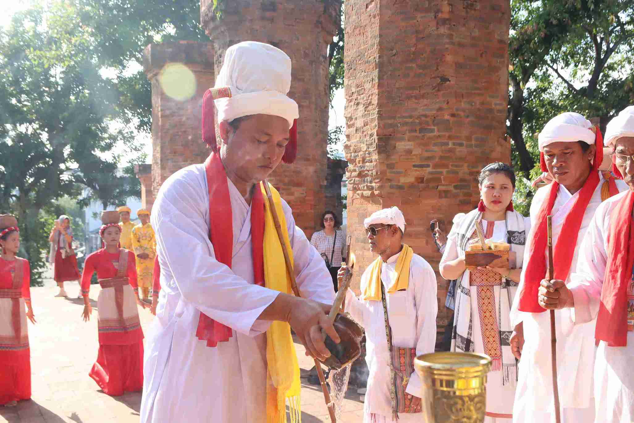 Lễ rước nước mang ý nghĩa cầu mưa thuận gió hòa, mùa màng tươi tốt. Ảnh:   Hữu Long