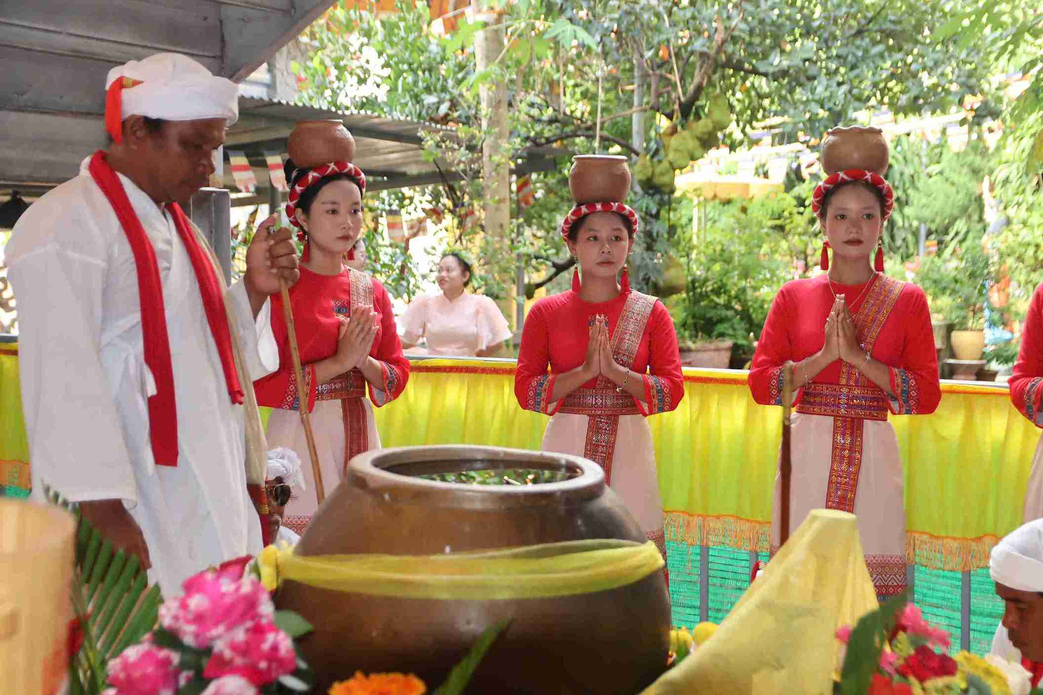 Đoàn rước thực hiện nghi thức lấy nước từ chùa Hải Ấn. Ảnh: Hữu Long