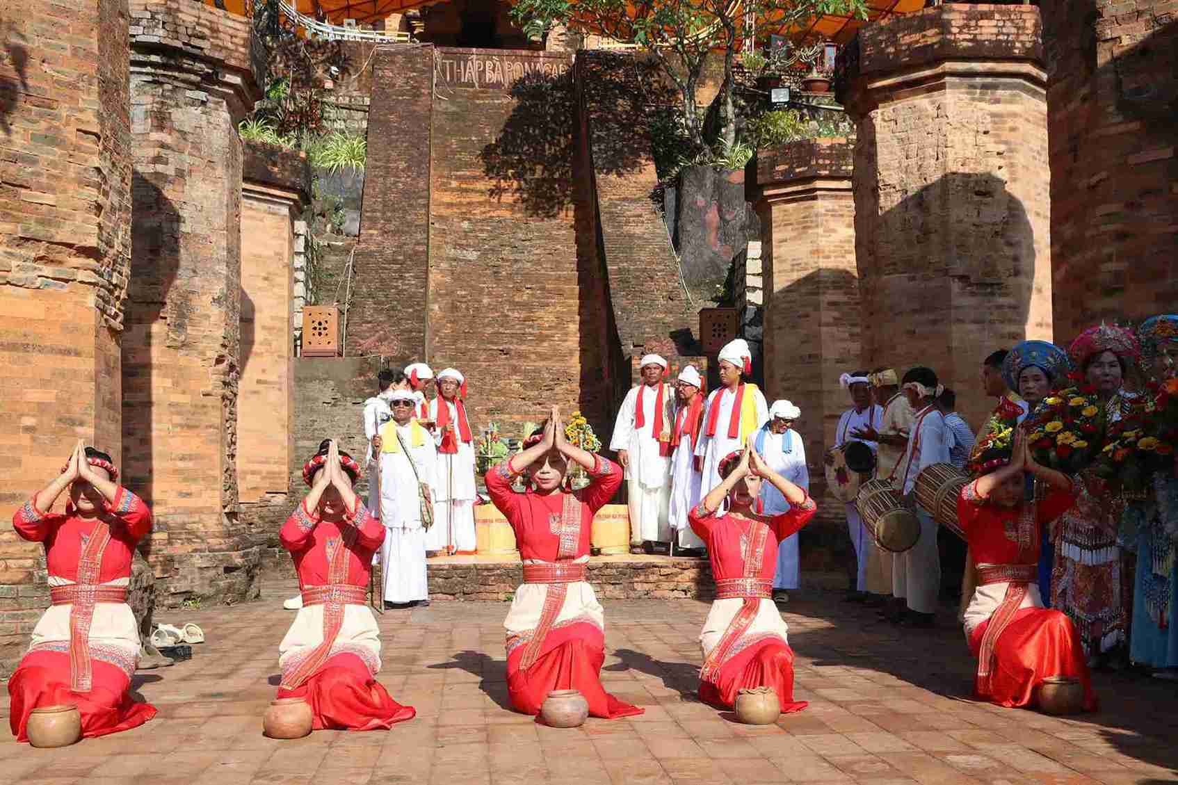 Water procession to pray for favorable rain and harmony in the Ponagar Tower Festival. Photo: Huu Long