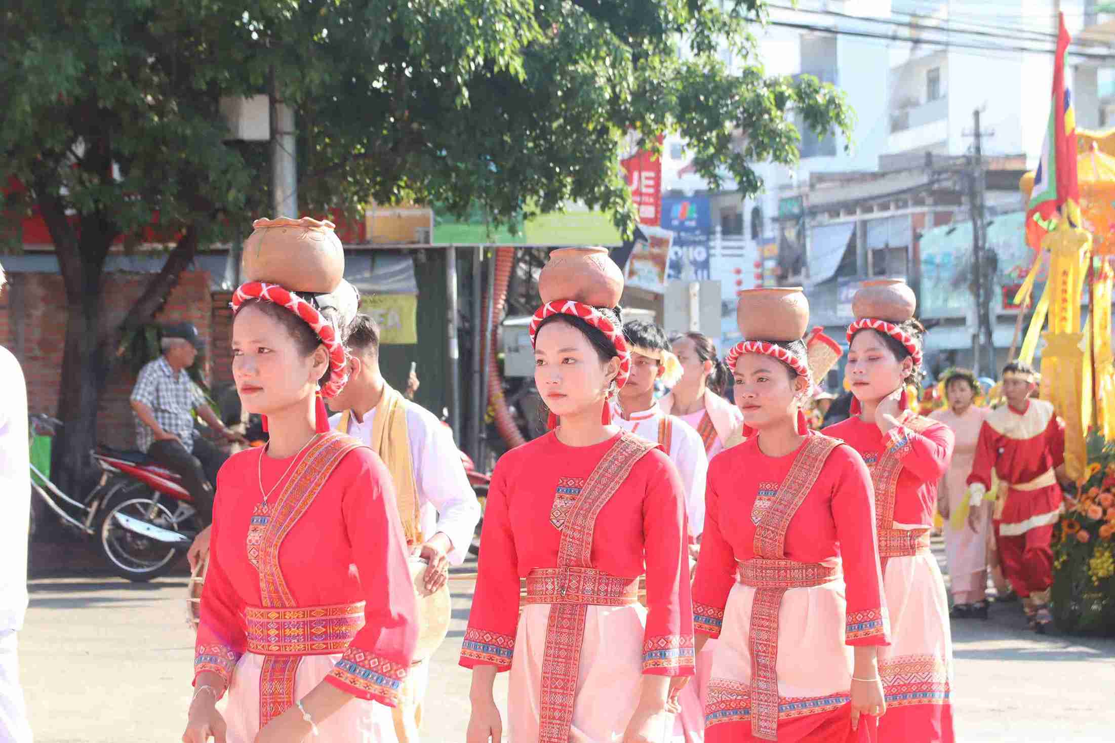 Đoàn rước di chuyển từ di tích quốc gia đặc biệt Tháp Bà Ponagar đến chùa Hải Ấn trên đường Ngô Đến à thực hiện nghi thức lấy nước về dâng lên Thiên Y A Na Thánh Mẫu. Ảnh: Hữu Long