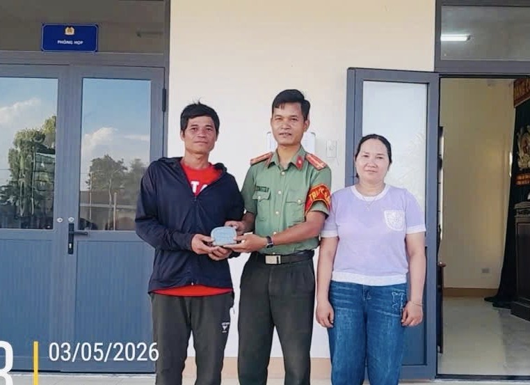 Ms. H'Huyen happily went to the commune police to get back the lost items she lost, her wallet and papers. Photo: Police