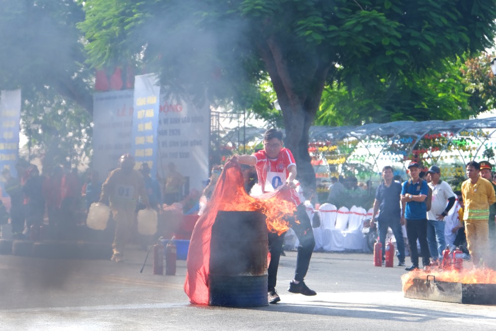 Watch Dong Thap workers compete in fire fighting dramatically and attractively