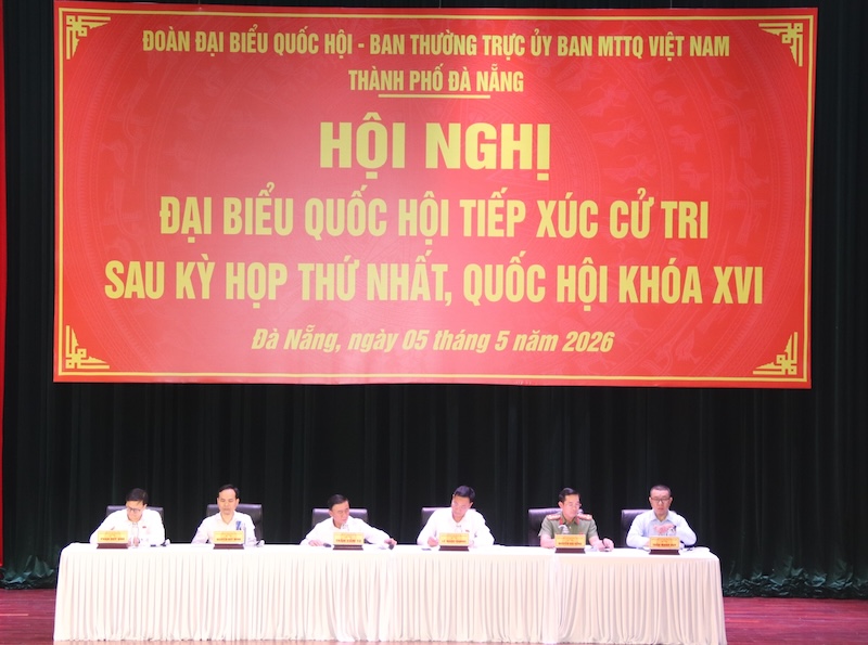 Sáng 5.5, tại Nhà hát Trưng Vương, Ủy viên Bộ Chính trị, Thường trực Ban Bí thư Trần Cẩm Tú cùng Đoàn đại biểu Quốc hội thành phố Đà Nẵng tiếp xúc cử tri các phường tại Đà Nẵng. Ảnh: Nguyễn Linh