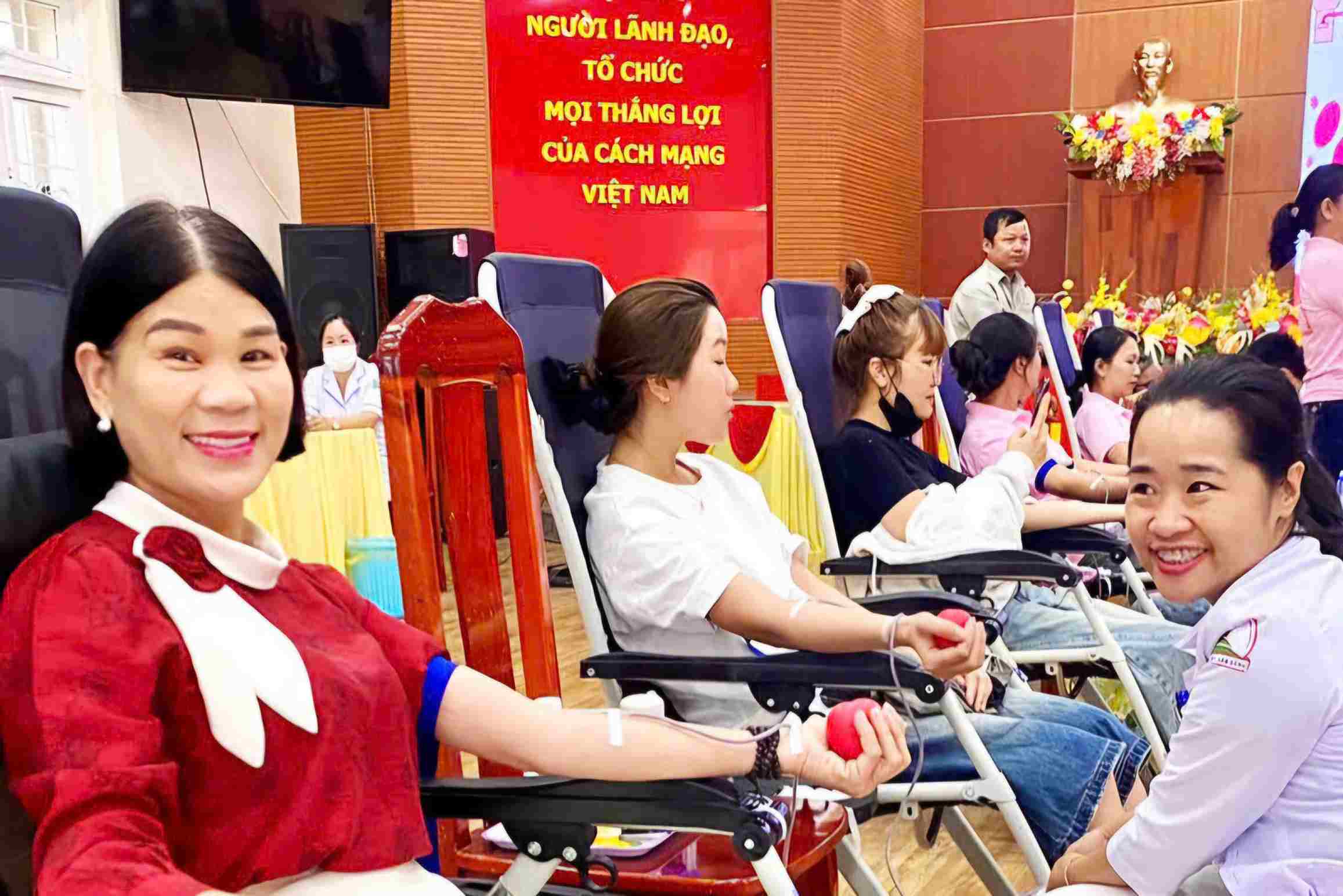 Cadres, civil servants, and employees of B'Lao ward participate in blood donation. Photo: Phuc Khanh