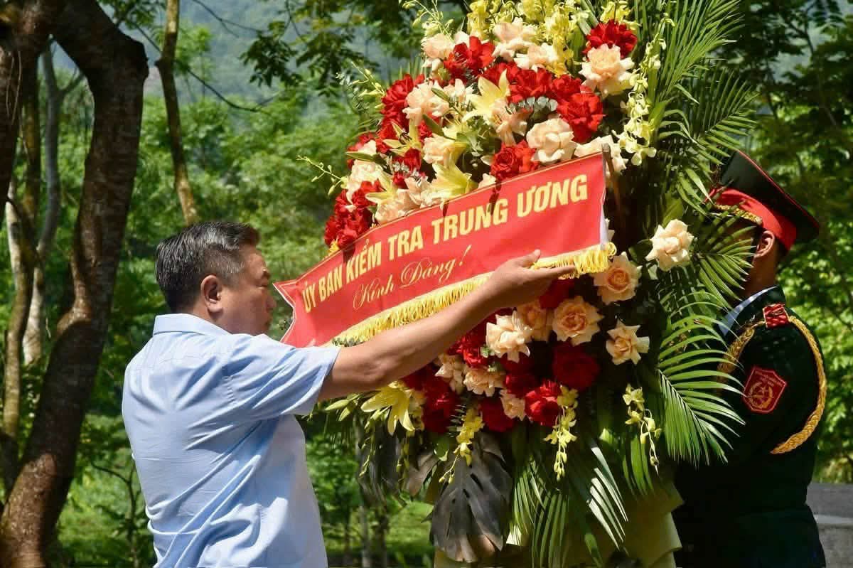 Chairman of the Central Inspection Committee Tran Sy Thanh and the working delegation offer incense at the ATK Dinh Hoa Special National Historical Relic Site. Photo: Thai Nguyen GOP