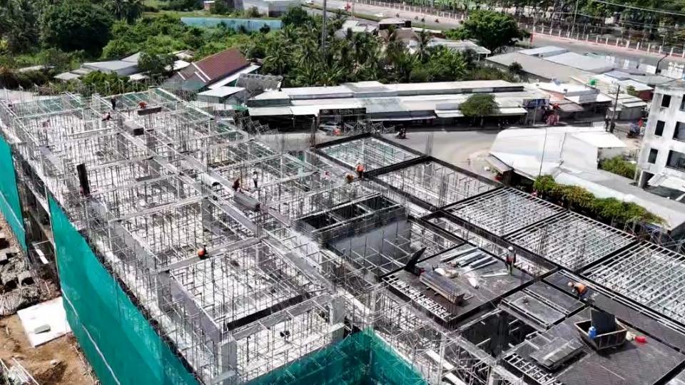 Construction items at the Giao Long Trade Union Social Housing Project are being accelerated. Photo: Hoang Loc