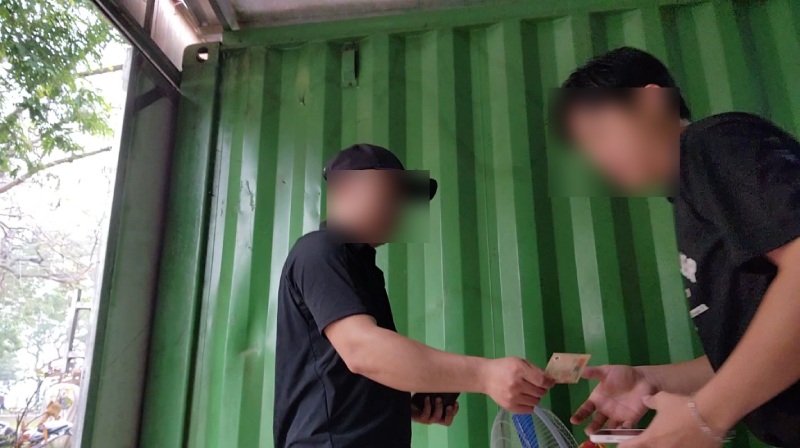 Người dân thanh toán cho nhân viên tại bãi cắm trại khi sử dụng các dịch vụ. Ảnh: Nhóm PV