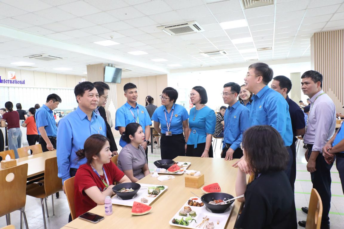 Ông Vũ Anh Đức - Phó Bí thư Đảng ủy và lãnh đạo Liên đoàn Lao động tỉnh thăm hỏi, trò chuyện cùng đoàn viên tại giờ ăn trưa. Ảnh: Quyết Chiến 