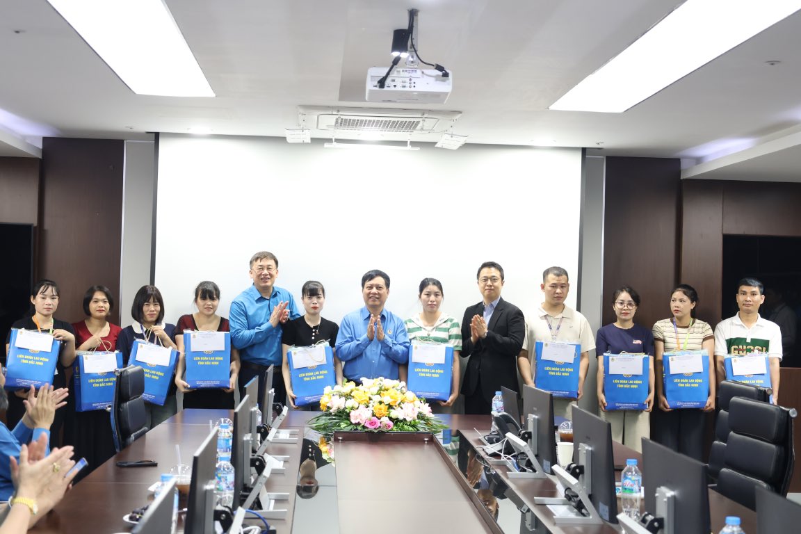 Ông Vũ Anh Đức - Phó Bí thư Đảng ủy Tổng Liên đoàn Lao động Việt Nam, Ủy viên Đoàn Chủ tịch Tổng Liên đoàn Lao động Việt Nam và ông Thạch Văn Chung - Tỉnh uỷ viên, Phó Chủ tịch Ủy ban Mặt trận Tổ quốc Việt Nam tỉnh, Chủ tịch Liên đoàn Lao động tỉnh Bắc Ninh tặng quà cho người lao động. Ảnh: Quyết Chiến