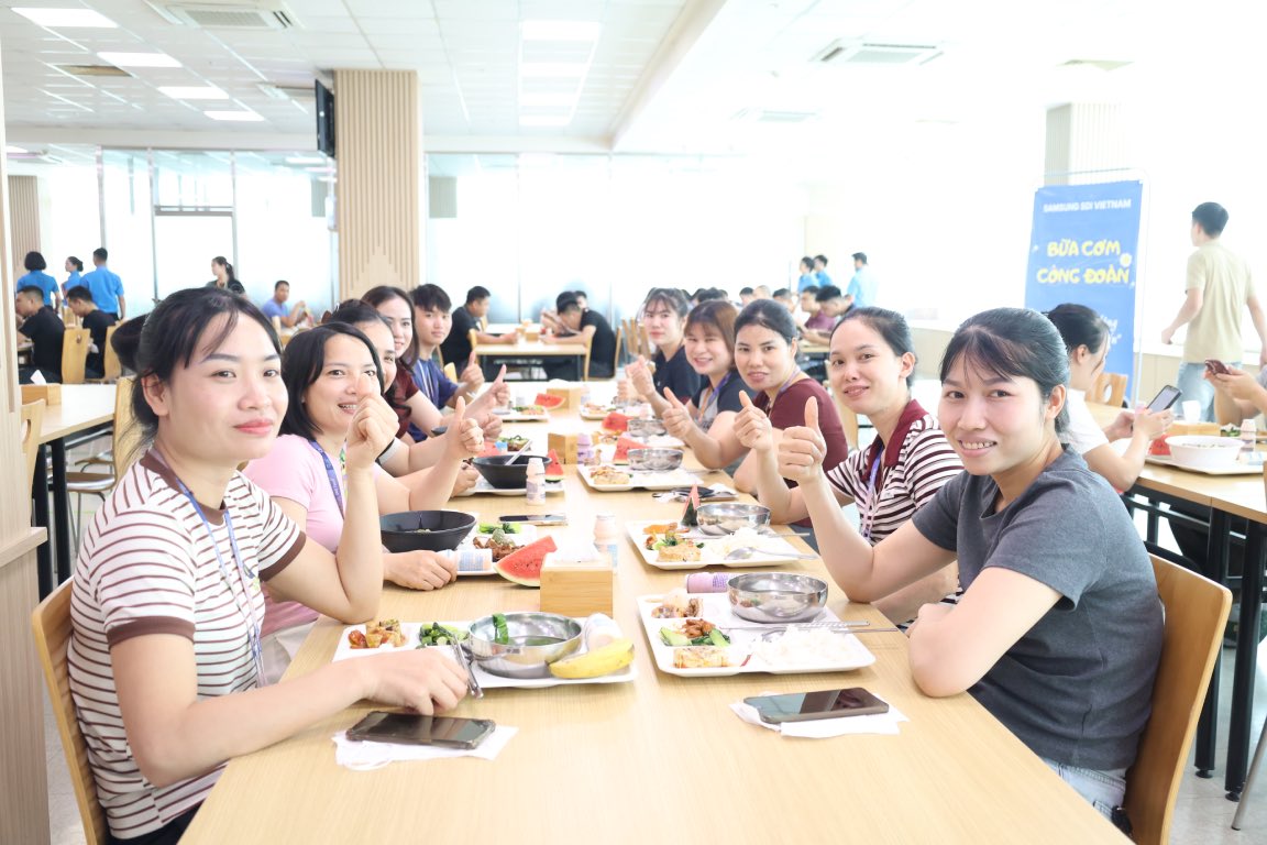 노동조합원, 노동자들이 노동조합 식사에 기뻐하고 흥분하고 있습니다. 사진: 꾸엣찌엔