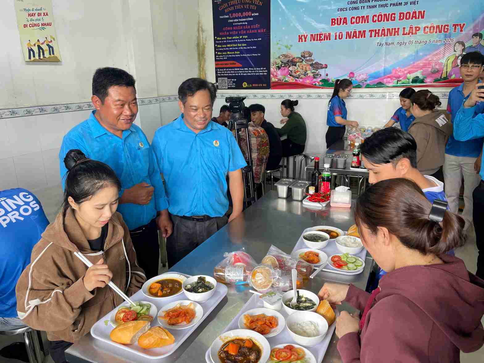CĐCS Công ty TNHH thực phẩm 3F Việt phối hợp cùng doanh nghiệp tổ chức “Bữa cơm Công đoàn” cho 300 lao động. Ảnh: CĐCS cung cấp