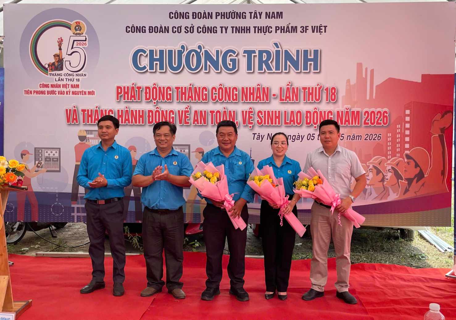 Công đoàn phường Tây Nam tặng hoa cảm ơn các đơn vị phối hợp tổ chức lễ phát động Tháng Công nhân năm 2026. Ảnh: Đình Trọng