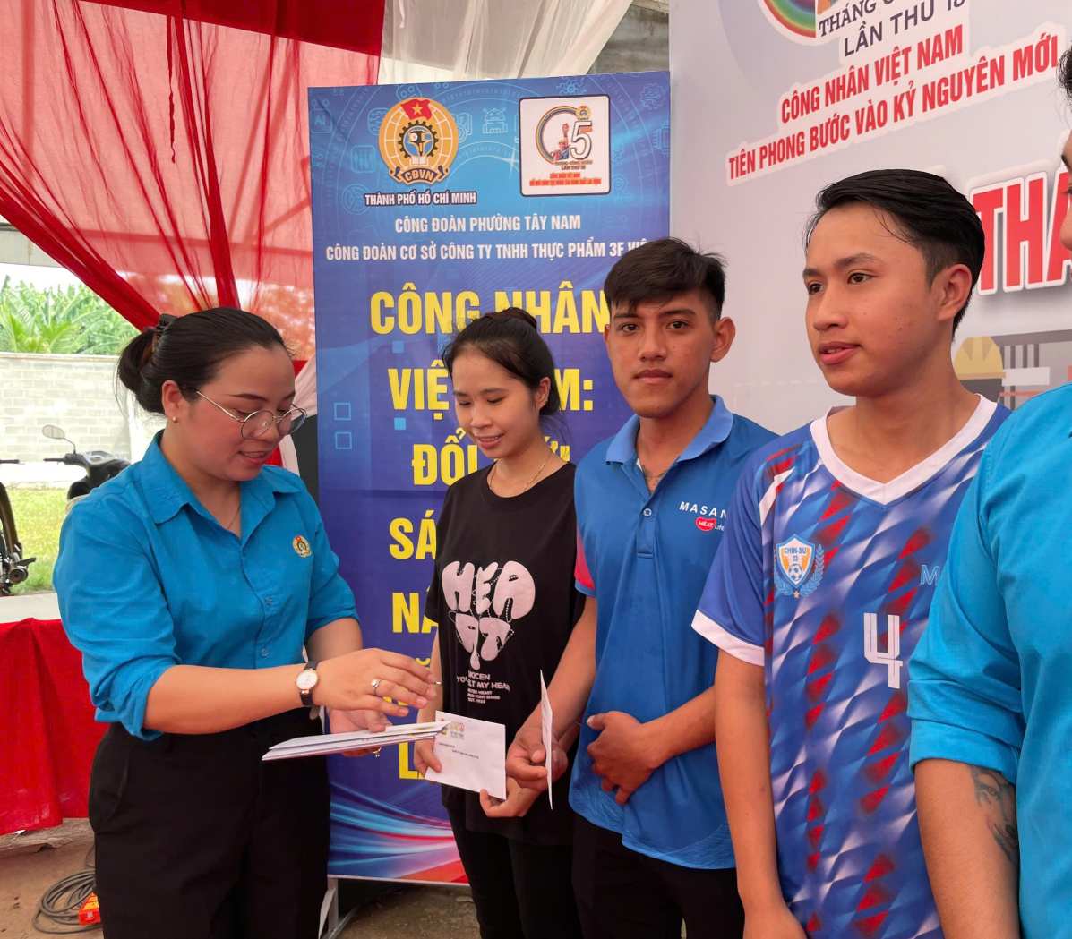 Đại diện Công đoàn phường Tây Nam và CĐCS trao quà cho đoàn viên, lao động. Ảnh: Đình Trọng