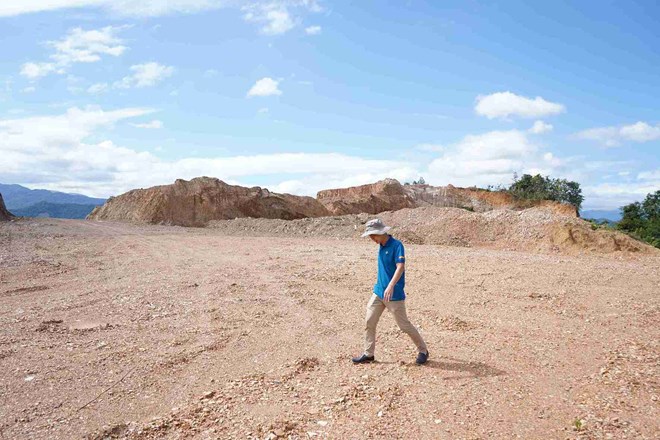 Director of Department of Agriculture and Environment authorized to handle 10 mineral procedures in Khanh Hoa. Photo: Huu Long
