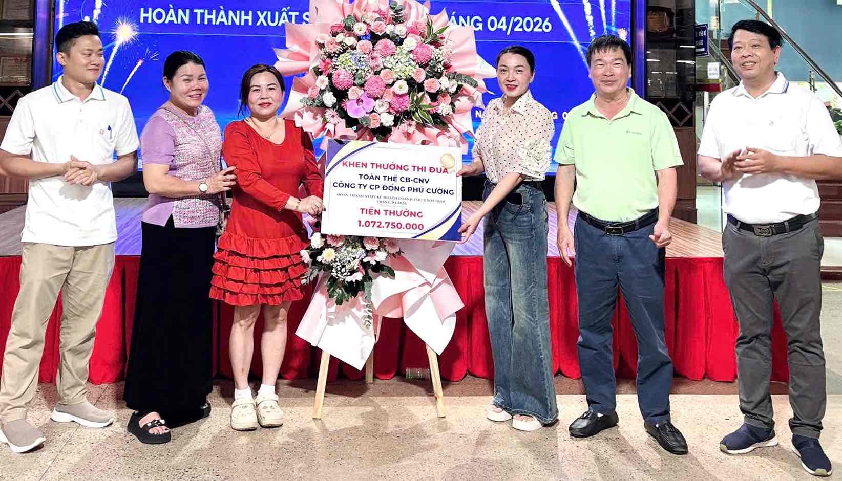 Công ty Đồng Phú Cường chi hơn 1 tỉ đồng thưởng người lao động xuất sắc. Ảnh: HAC