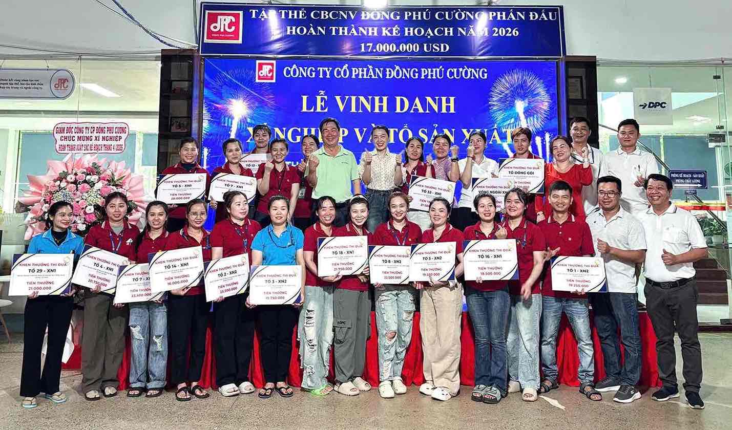 Ceremony to honor enterprises and production teams that excellently completed the April 2026 plan at Dong Phu Cuong Company, Dong Nai city. Photo: HAC