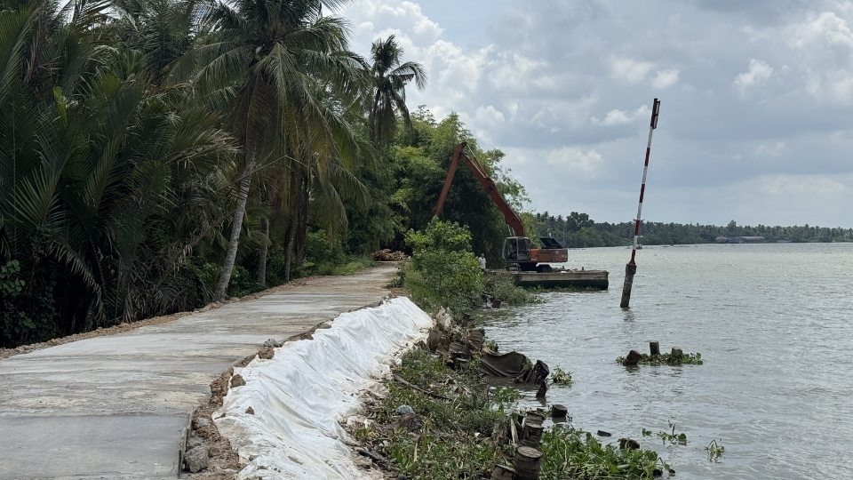 Khu vực bờ sông nơi cột biển báo bị nghiêng, người dân phát hiện dấu hiệu bất thường và trình báo. Ảnh: Hoàng Lộc