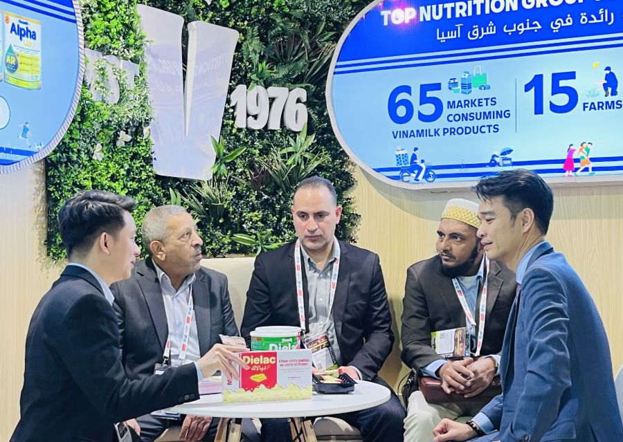 Vinamilk gặp gỡ đối tác, xúc tiến thương mại tại Hội chợ Quốc tế về Thực phẩm và Đồ uống Gulfood 2026 (tại Dubai) vào tháng 1/2026 và vẫn đảm bảo các đơn hàng xuất khẩu qua thị trường Trung Đông trong quý 1. Ảnh: Vi Nam
