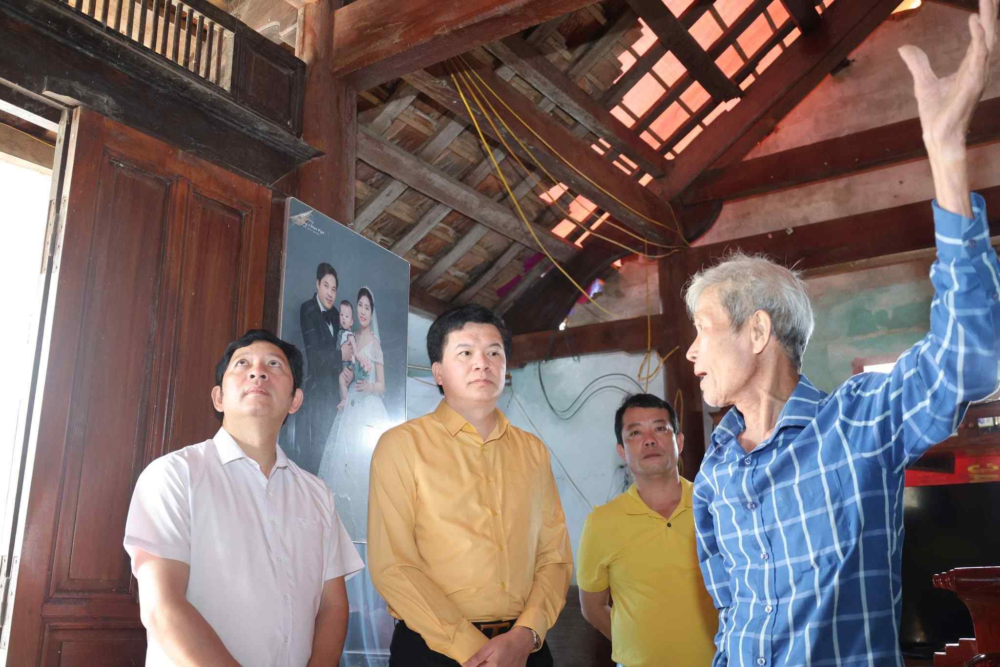 Đoàn công tác thăm hỏi, nắm tình hình thiệt hại nhà ở của người dân sau giông lốc. Ảnh: Ngọc Anh